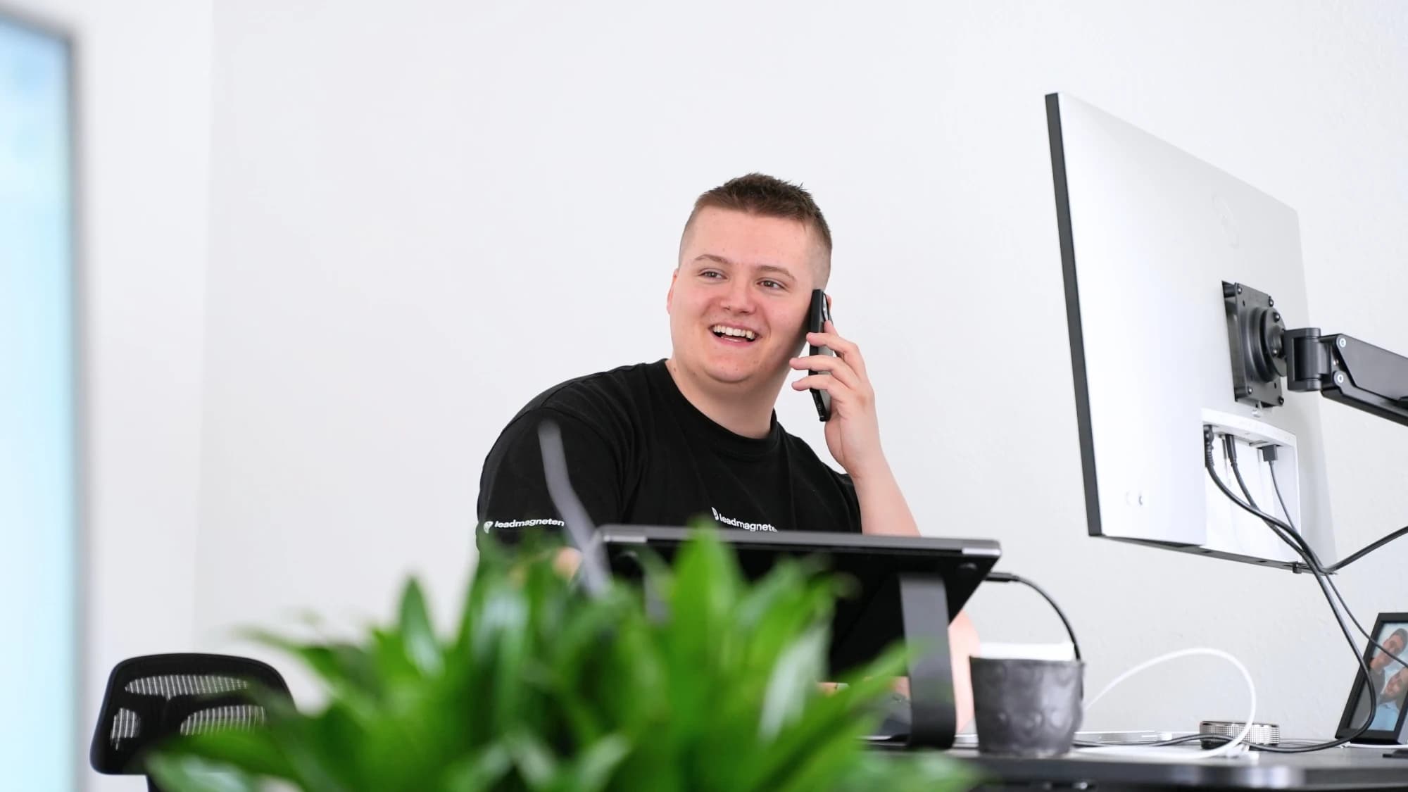 Magnus i telefonen med en kunde